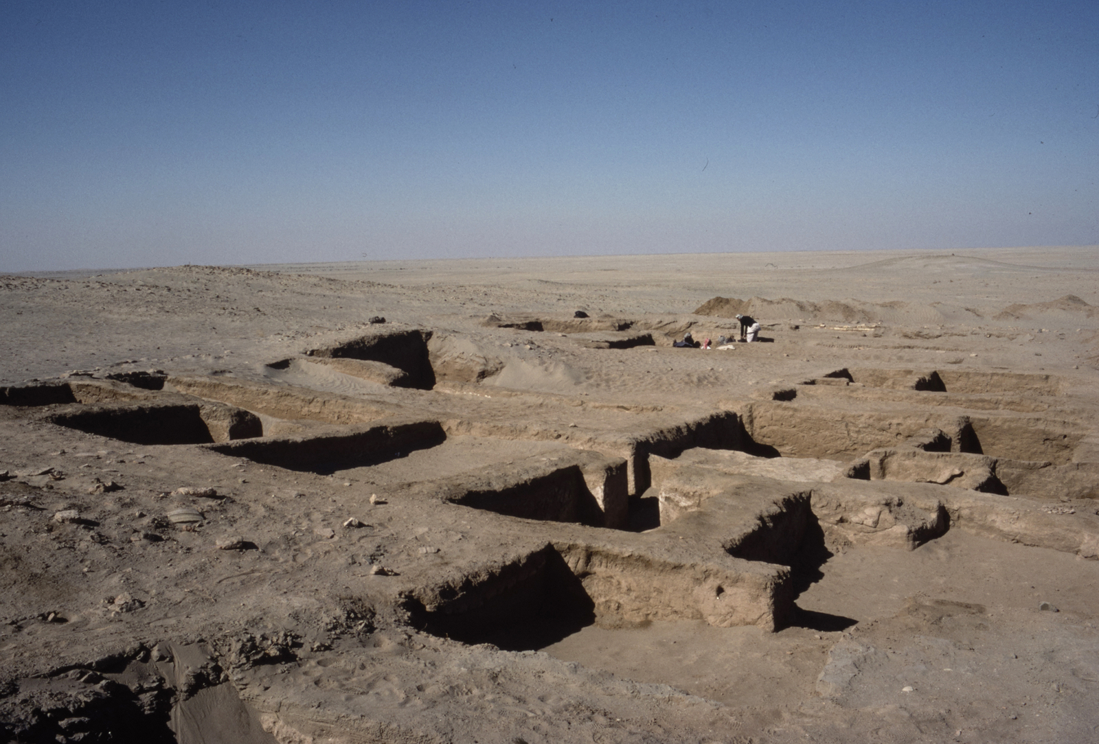 B 33 en cours de fouilles. © Mission Archéologique française de Larsa-‘Oueili, ARCH. MAE, JLH278_04_018