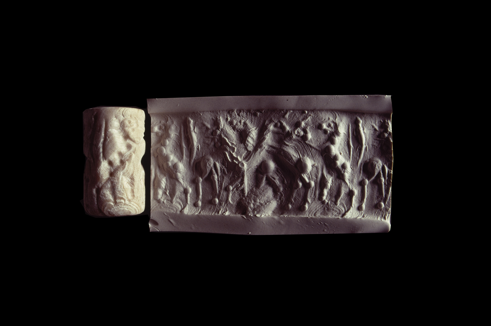Un sceau cylindre. © Mission Archéologique française de Larsa-‘Oueili, ARCH. MAE, JLH279_06_015