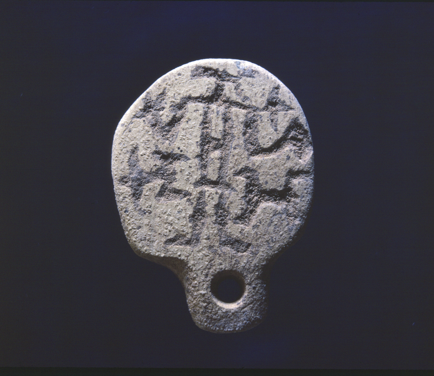 Un pendentif décoré. © Mission Archéologique française de Larsa-‘Oueili, cliché Joël Suire