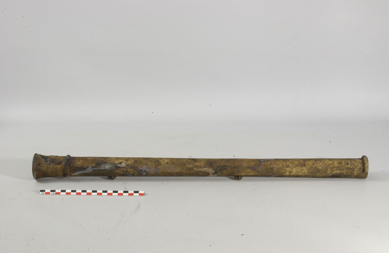 Photographie d'un tromblon anglais découvert sur l'épave de la frégate la Dauphine (1704). 