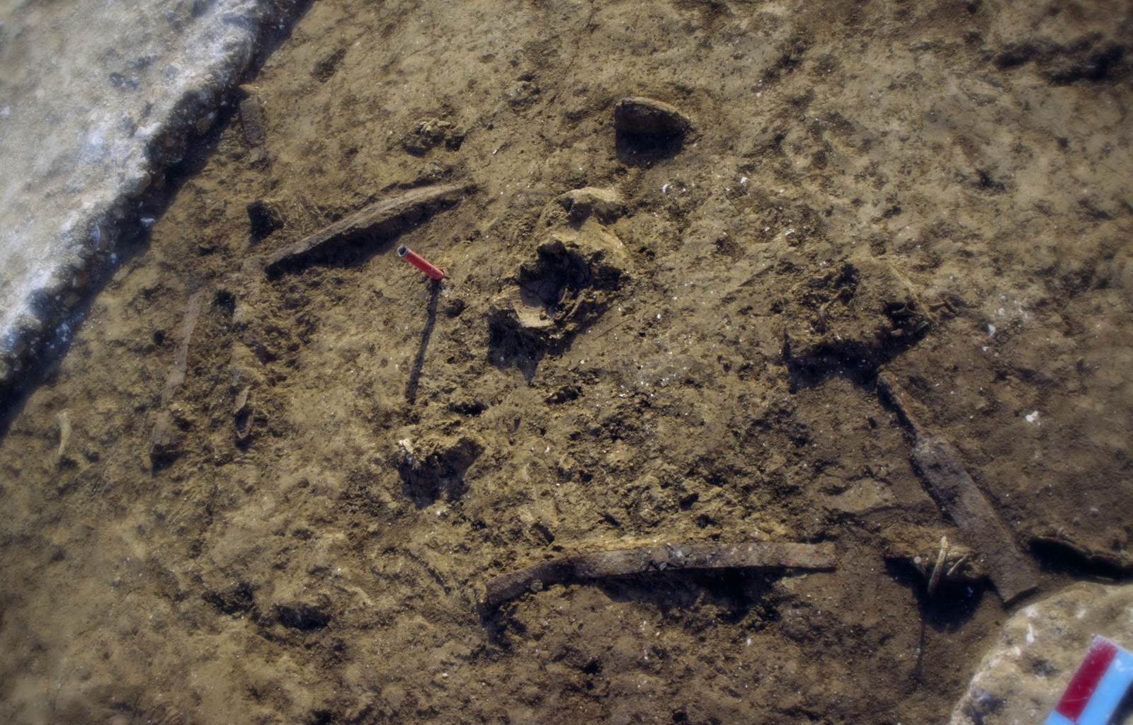 Armes brisées déposées sur le sol gaulois