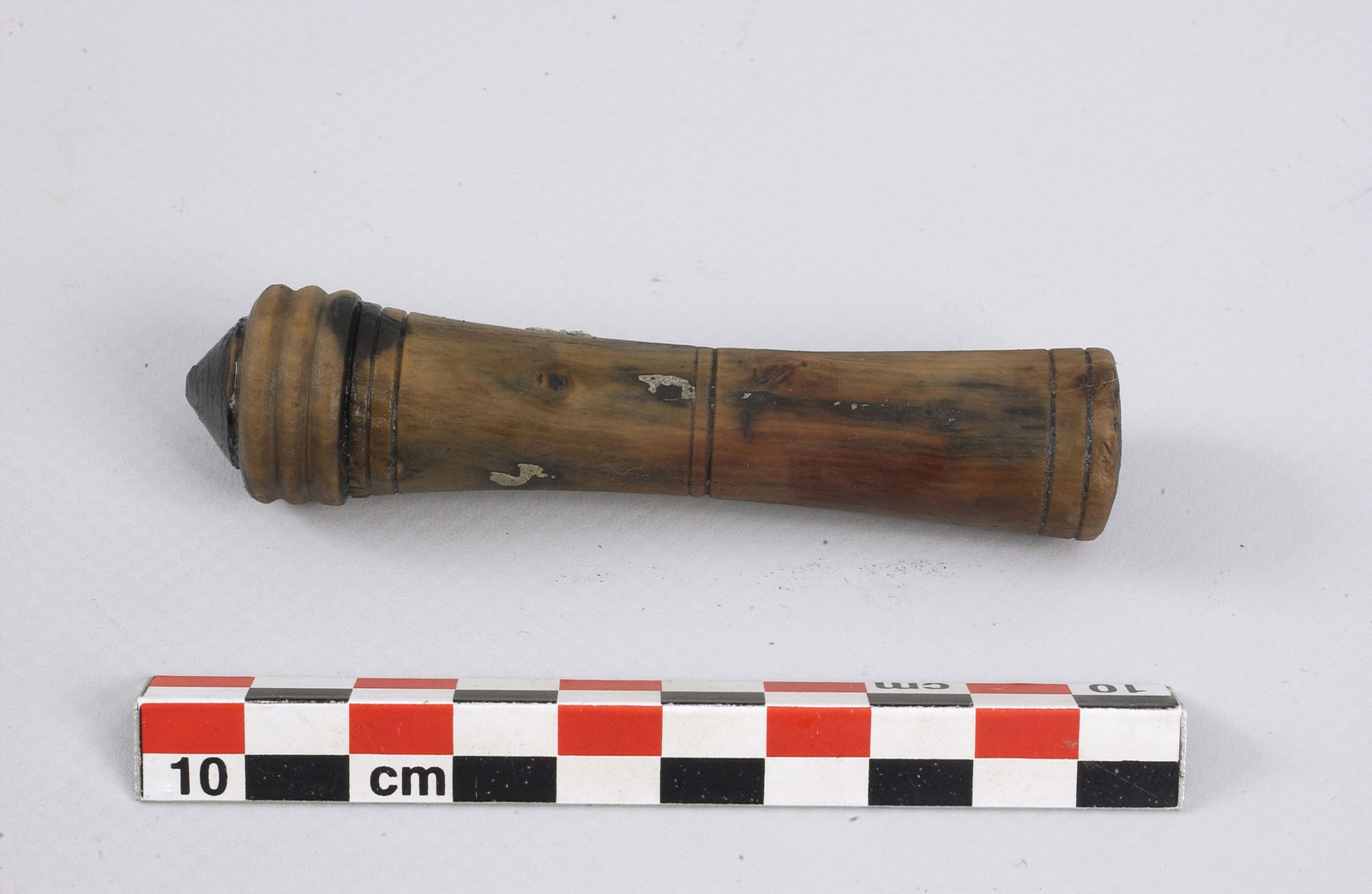 Photographie d'un étui à épingles provenant de l'épave de la frégate la Dauphine (1704).