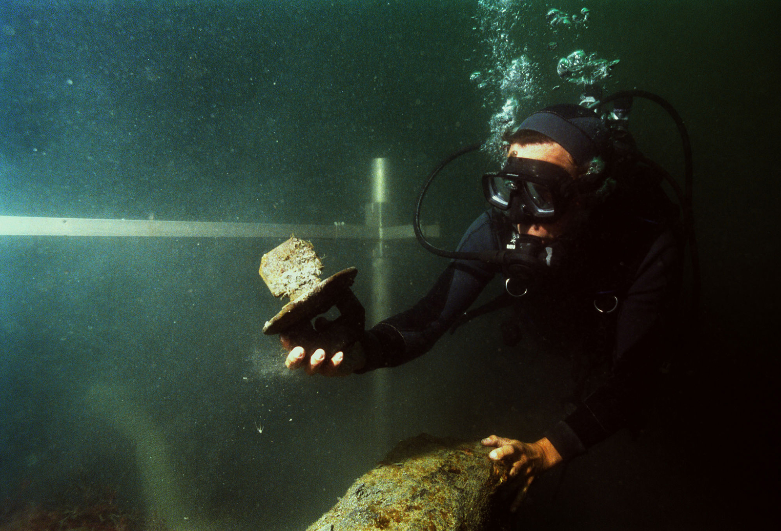 Vue sous-marine de la découverte d'un couvercle à poignée de bidon sur l'épave de la Dauphine (1704). 