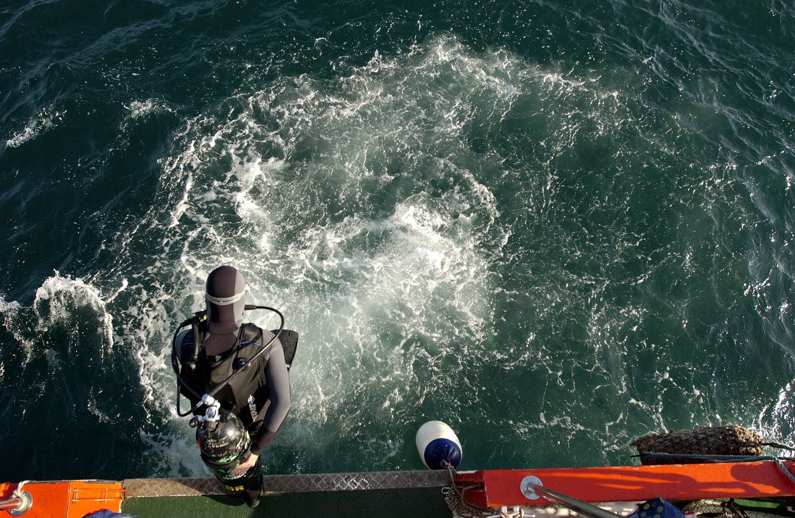 Photographie de la mise à l'eau d'un plongeur