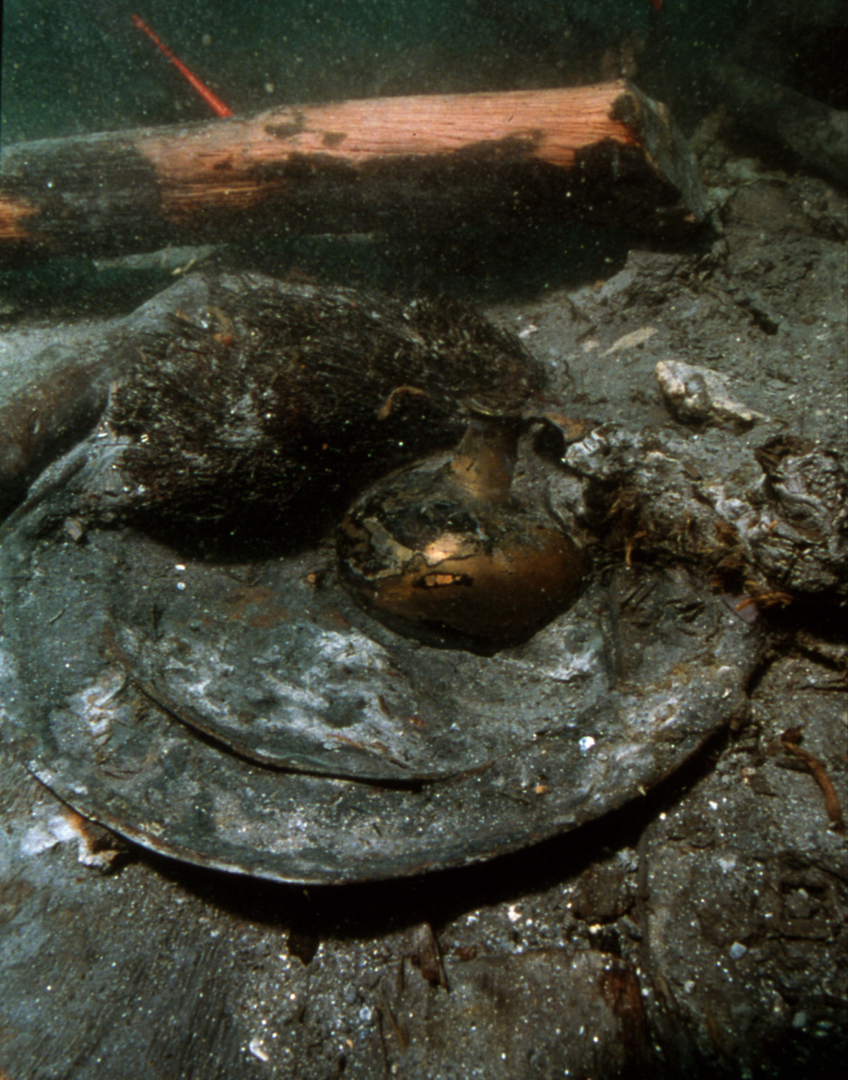 Photographie sous-marine d'une bouteille en verre