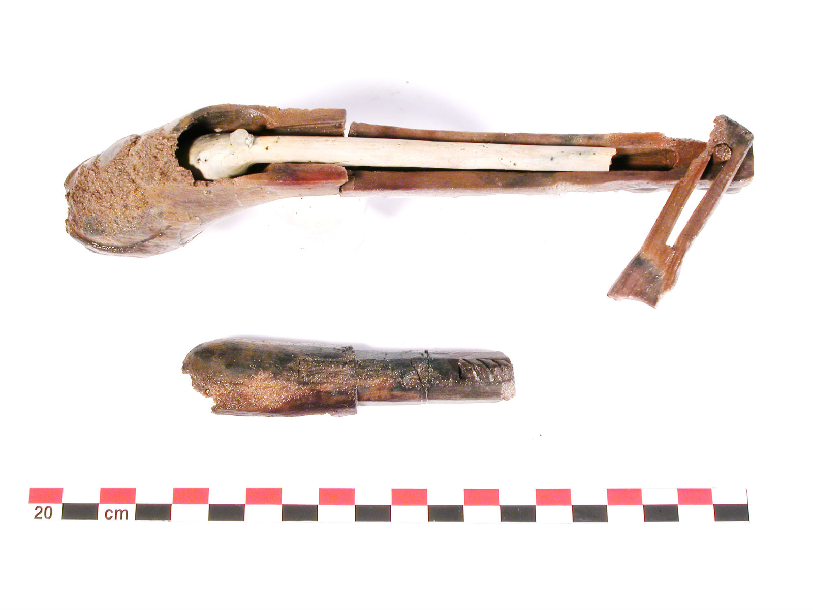 Photographie d'une pipe et d'un étui en forme de pistolet