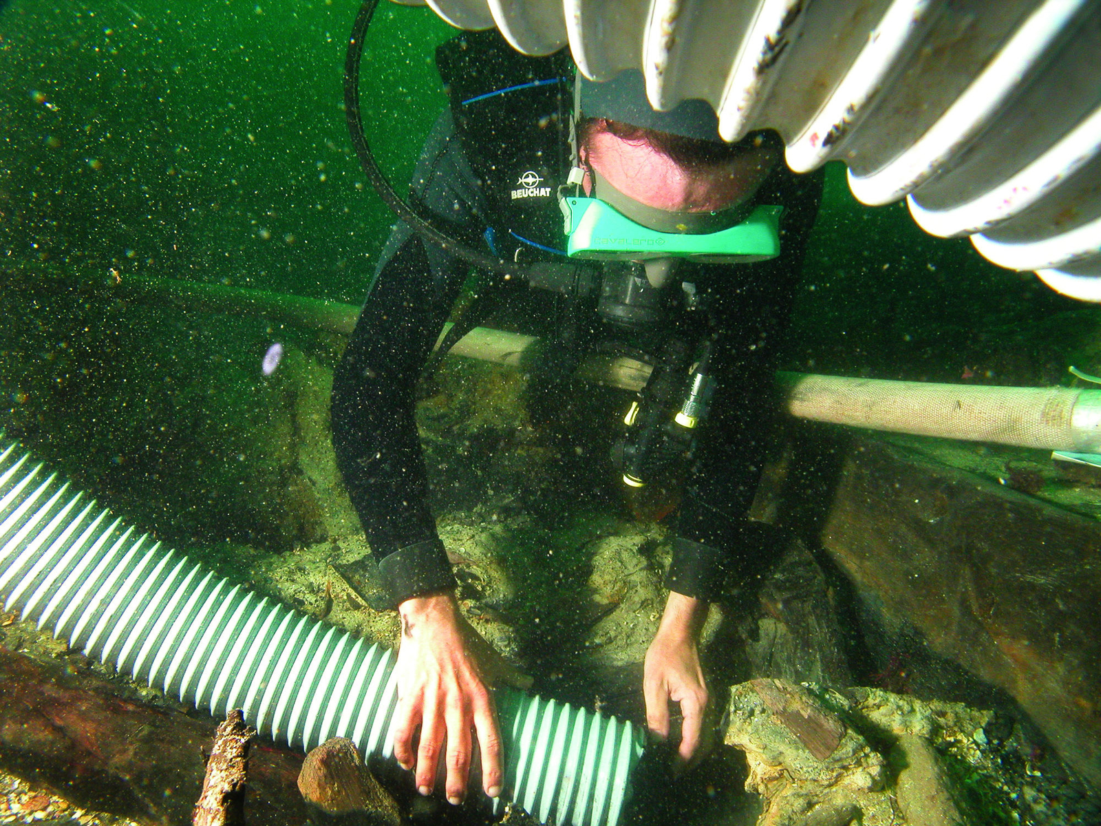 Photographie sous-marine d'un plongeur utilisant une suceuse à eau