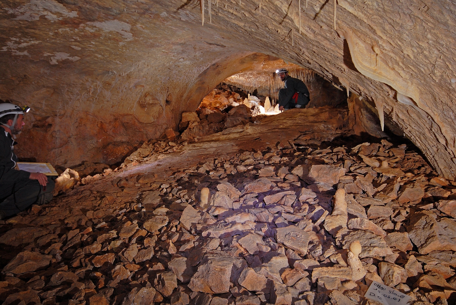 Base de l'éboulis d'entrée