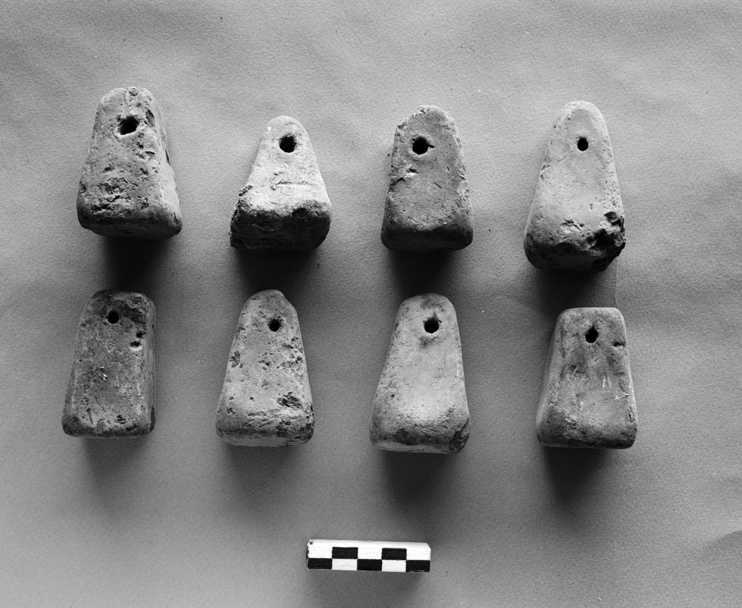 Les Pesons de l'E.babbar. © Mission Archéologique française de Larsa-‘Oueili, ARCH. MAE, JLH253_15_011 