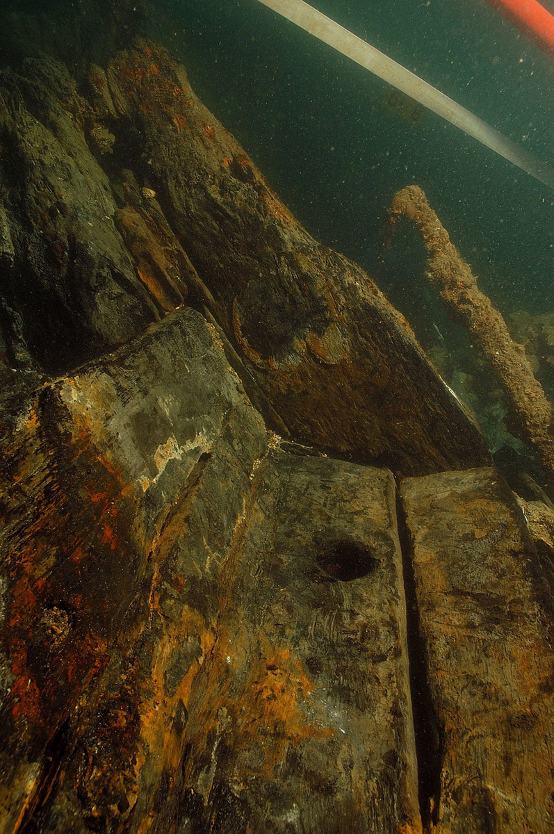 Photographie sous-marine des vestiges du premier pont