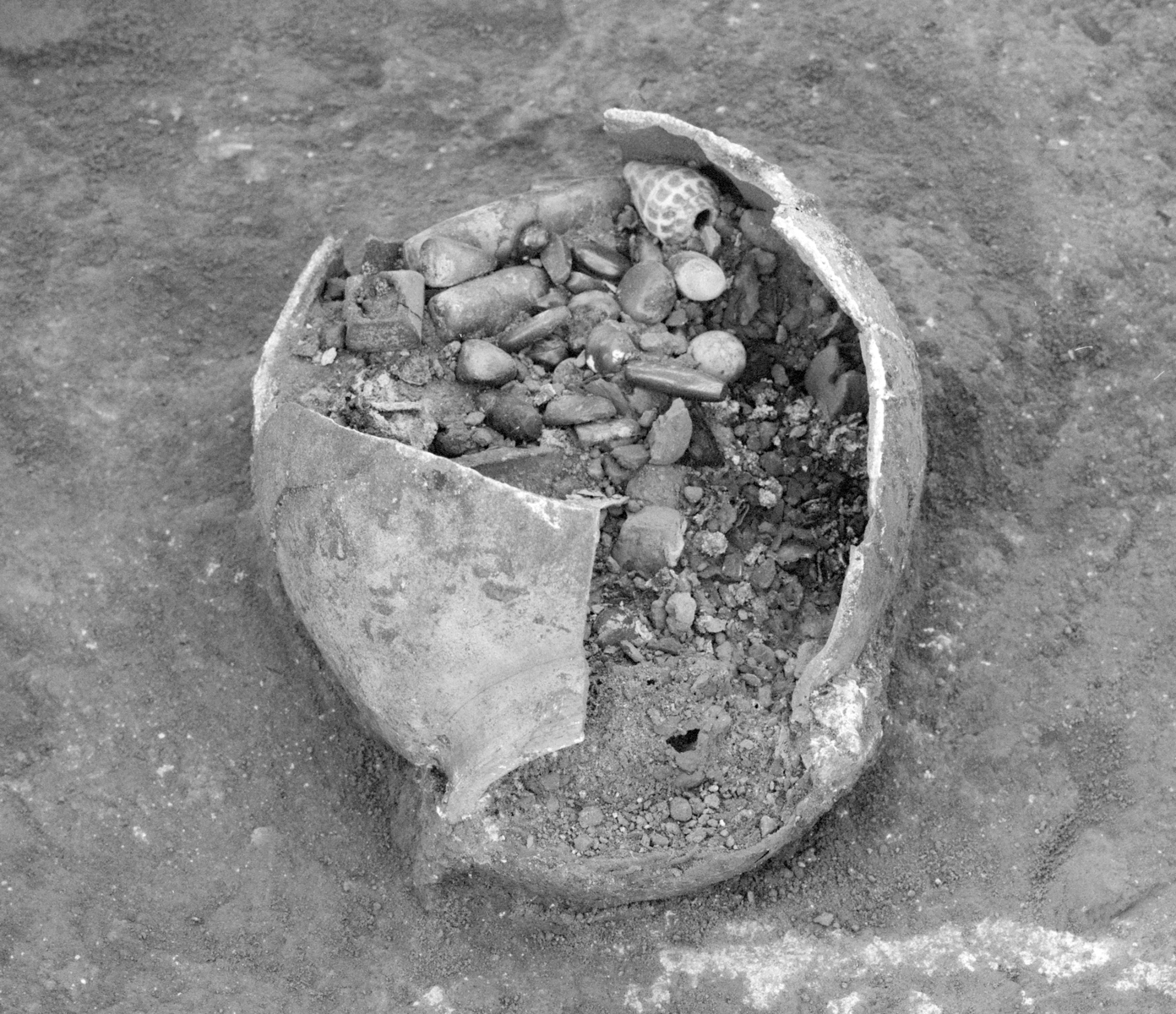 La découverte de la jarre. © Mission Archéologique française de Larsa-‘Oueili, ARCH. MAE, JLH251_10_09