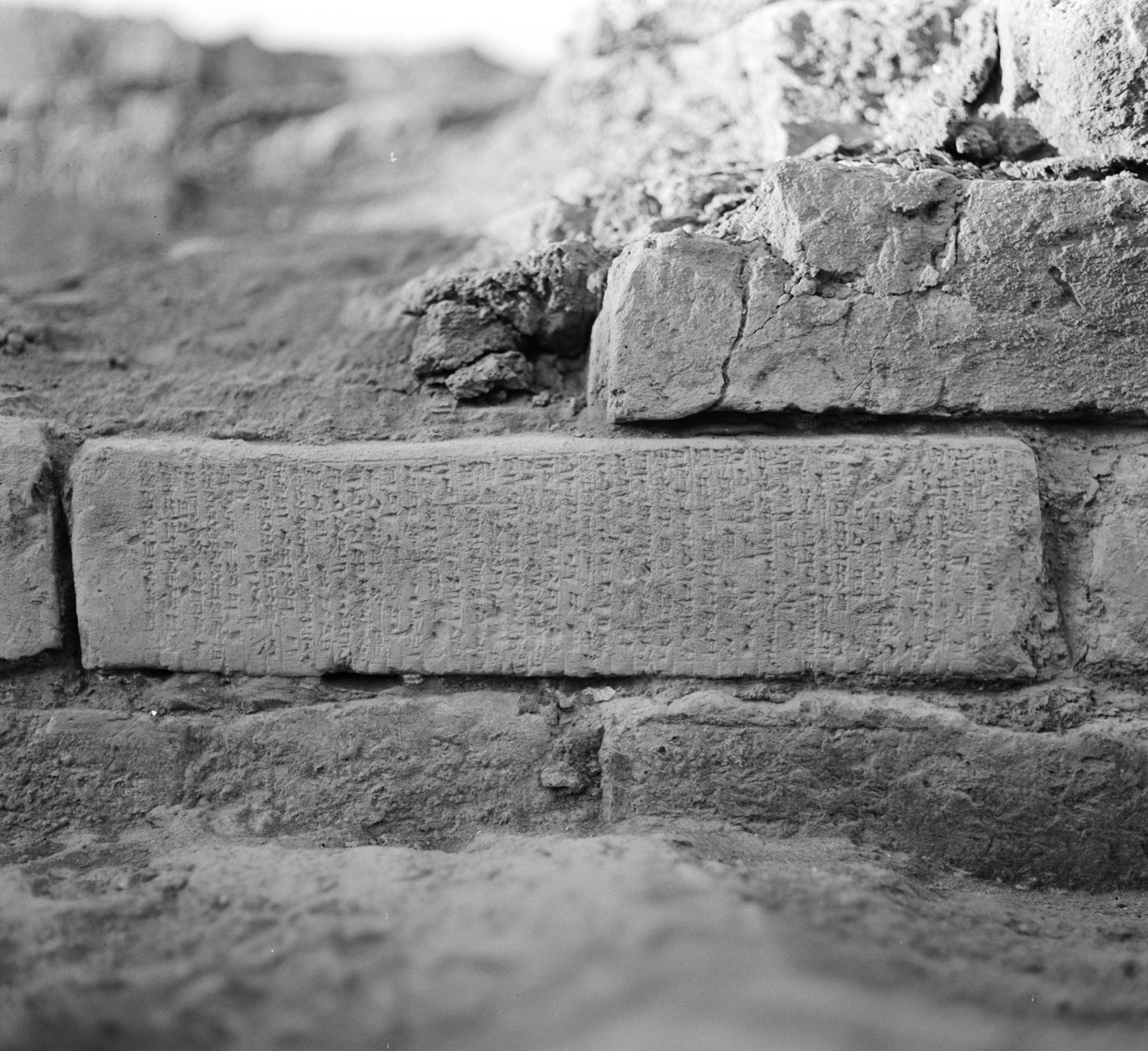 Brique de Nabuchodonosor. © Mission Archéologique française de Larsa-‘Oueili, ARCH. MAE, JLH253_25_001