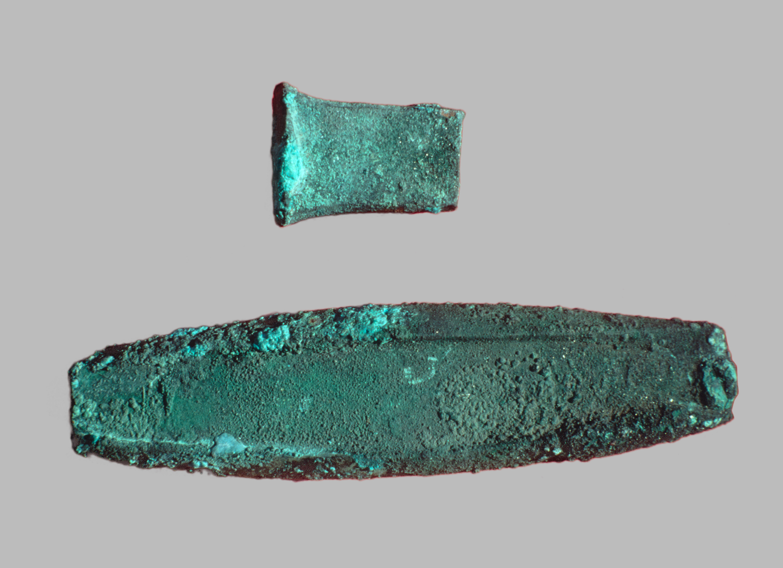 Des outils en bronze. © Mission Archéologique française de Larsa-‘Oueili, ARCH. MAE, JLH273_05_15_03