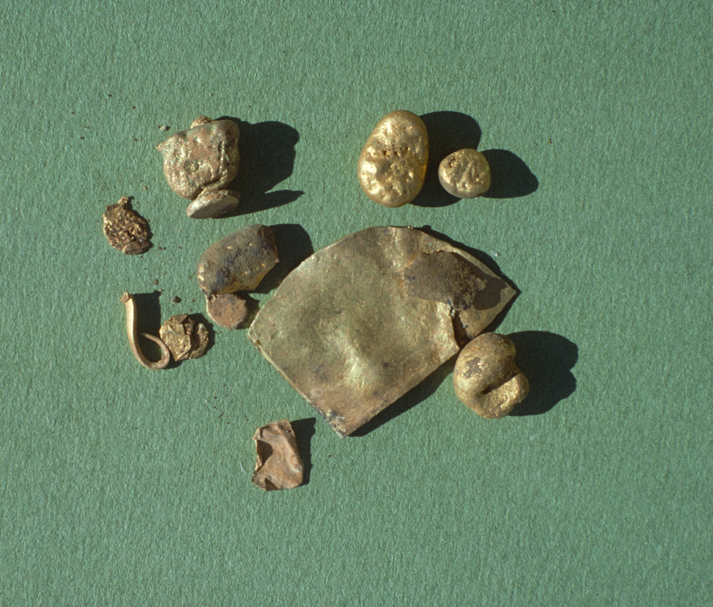 Pépites et fragments en or. © Mission Archéologique française de Larsa-‘Oueili, ARCH. MAE, JLH273_05_14