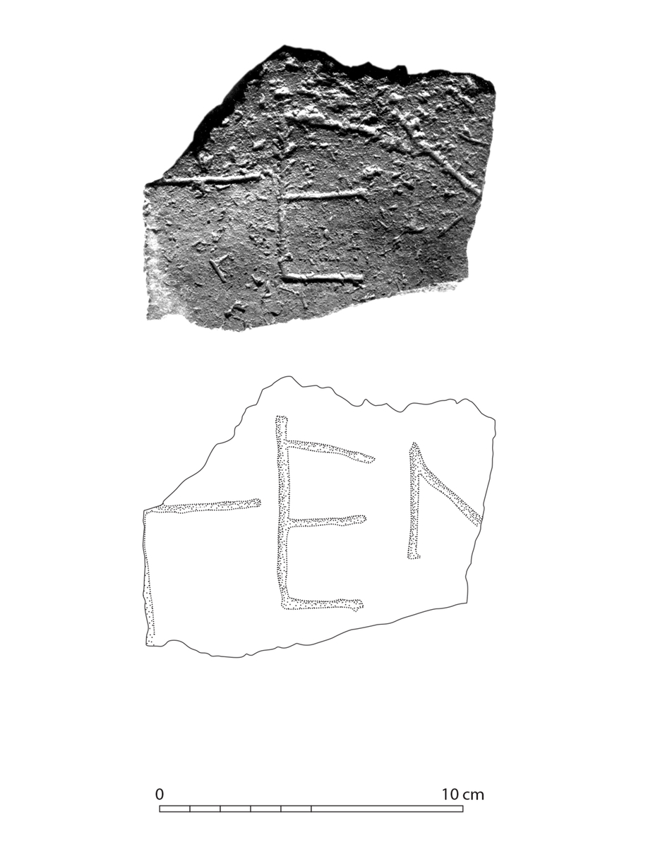 Tesson inscrit en grec. © Mission Archéologique française de Larsa-‘Oueili, publié dans Huot, 2014, p. 150, fig. 99a-b