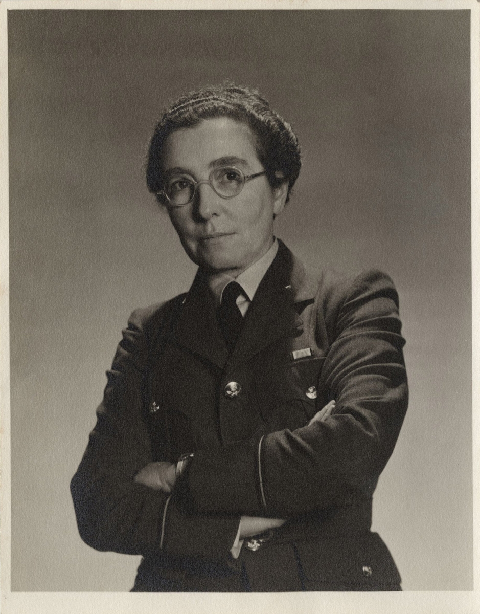 Portrait de Dorothy Garrod en uniforme. © MAN, Fonds Saint-Mathurin. Photographie de Lee Miller. 