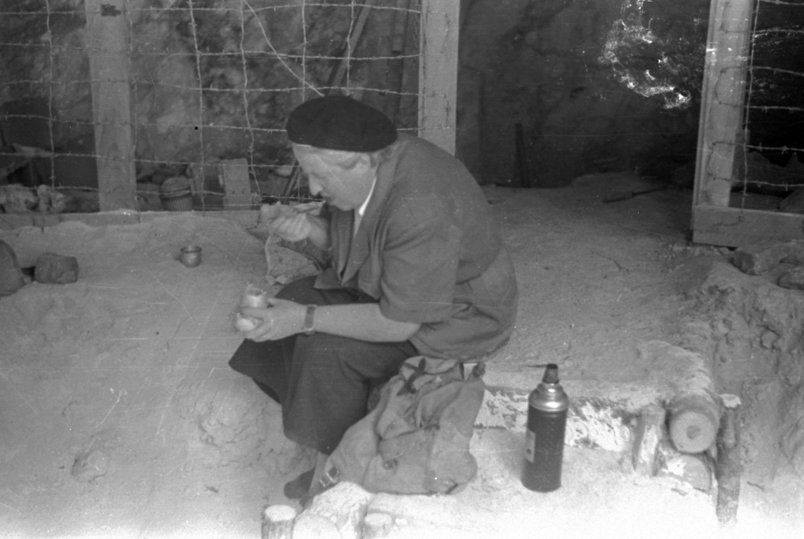 Suzanne observe un fragment osseux provenant des fouilles de la cave Taillebourg du Roc-aux-Sorciers. Septembre 1948 © MAN, Fonds Saint-Mathurin