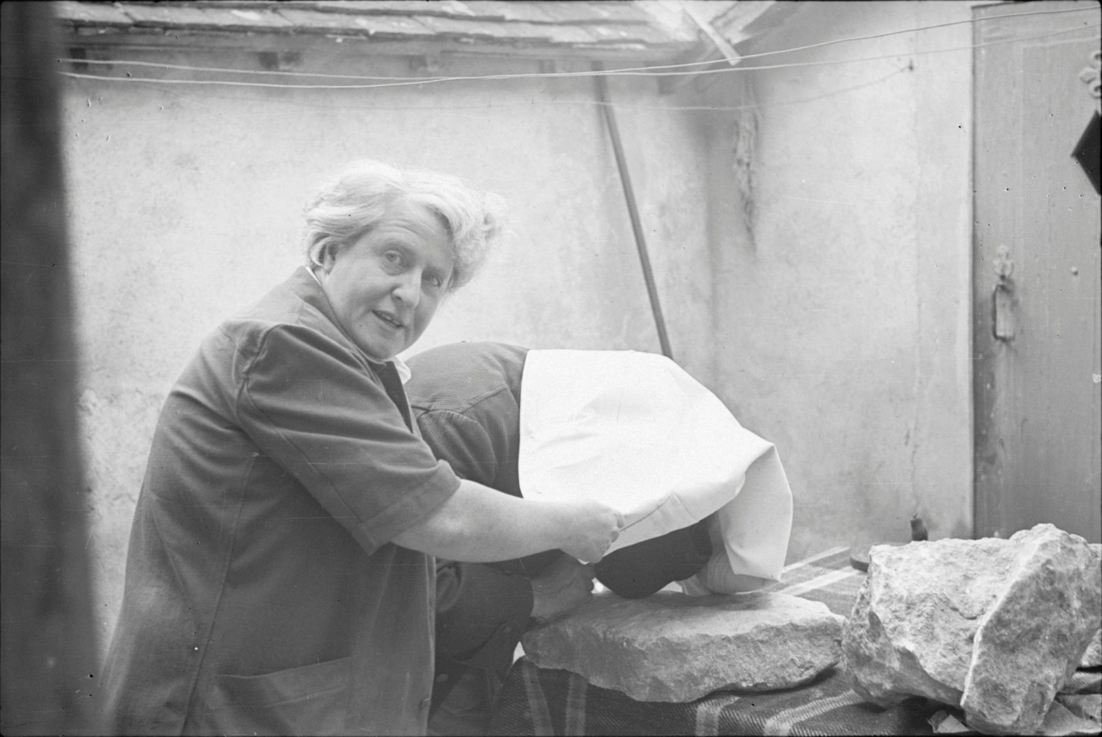 Suzanne de Saint-Mathurin et l'abbé Breuil expertisant un bloc. 1949 © MAN, Fonds Saint-Mathurin