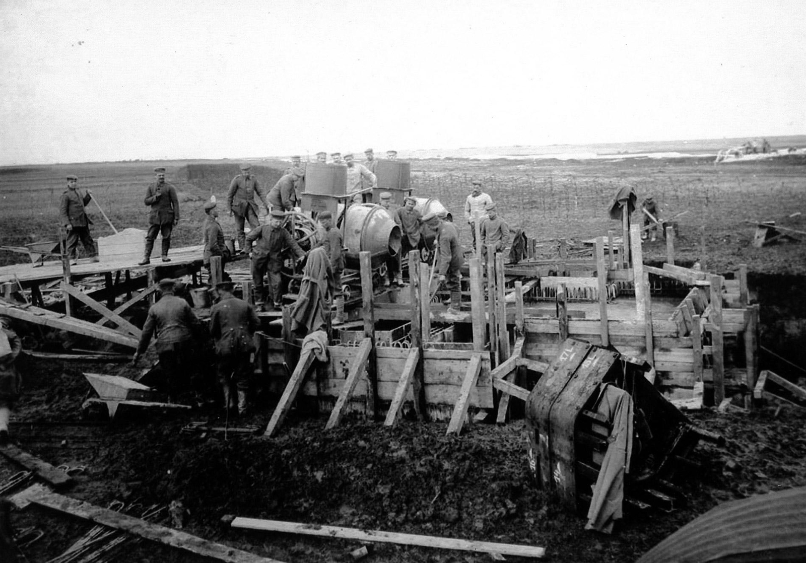 Construction d'un blockhaus de la ligne Hindenburg, fin 1916 à Héninel (Pas-de-Calais)