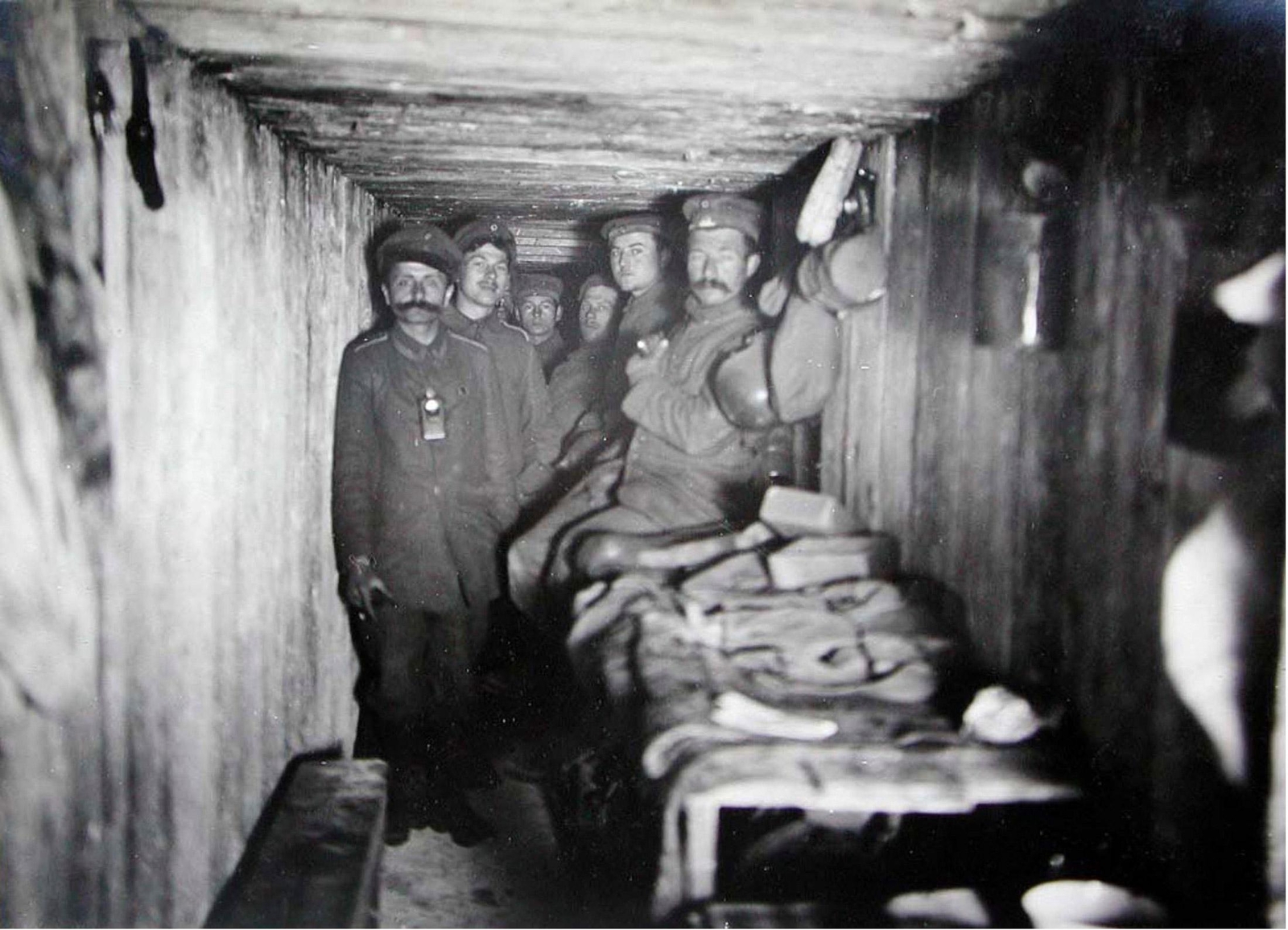 Soldat dans un abri souterrain