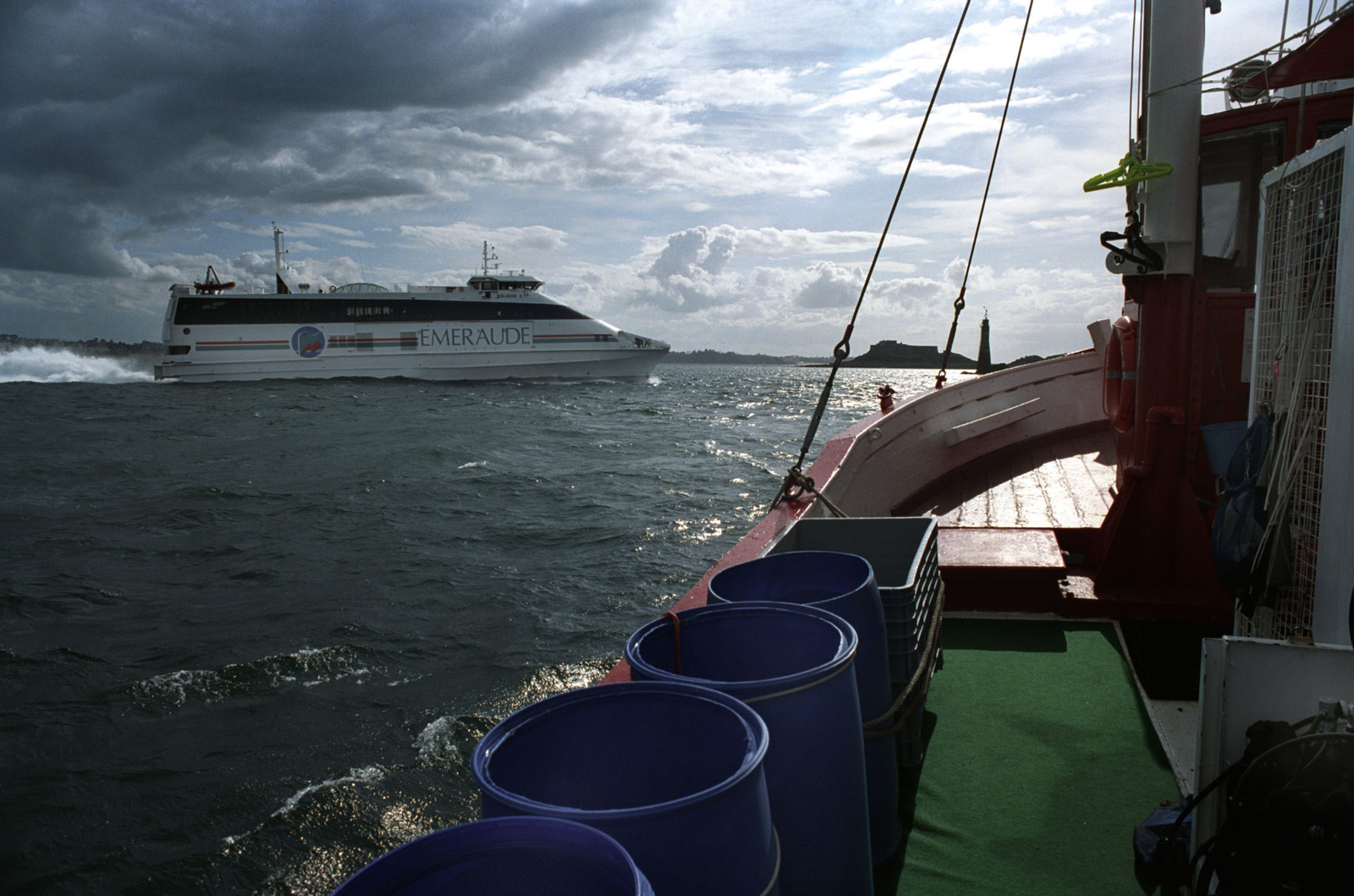 Photographie d'un chenal passant par le site