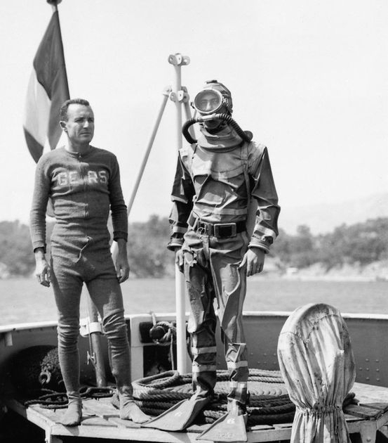 Photographie d'un plongeur sur un bateau en tenue