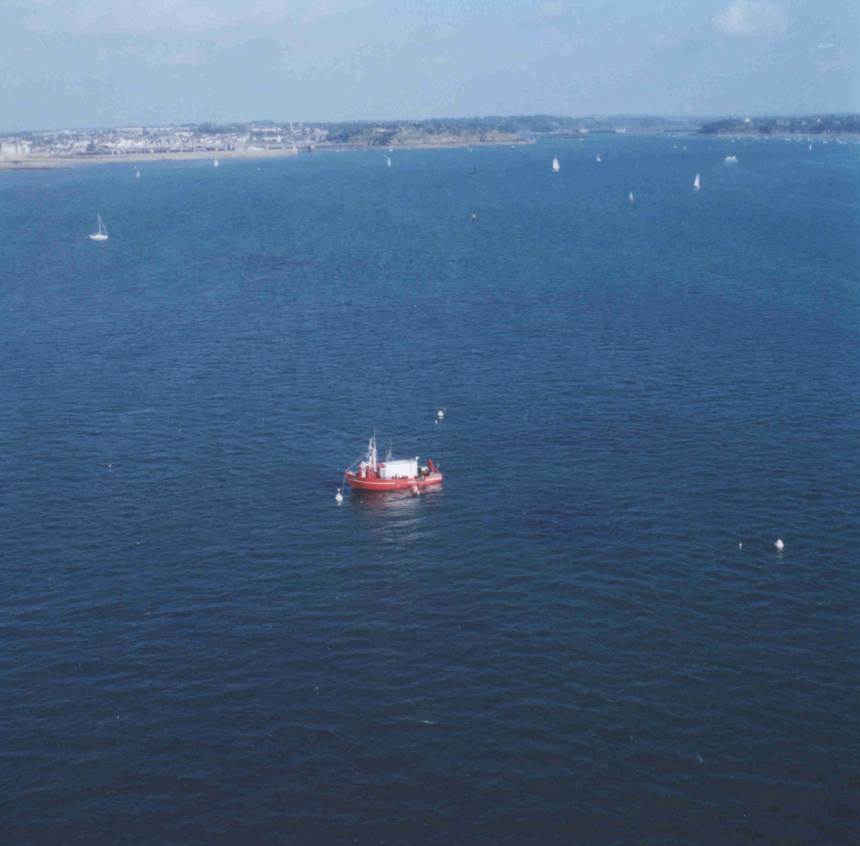 Photo aérienne du navire support des fouilles Hermine-Bretagne
