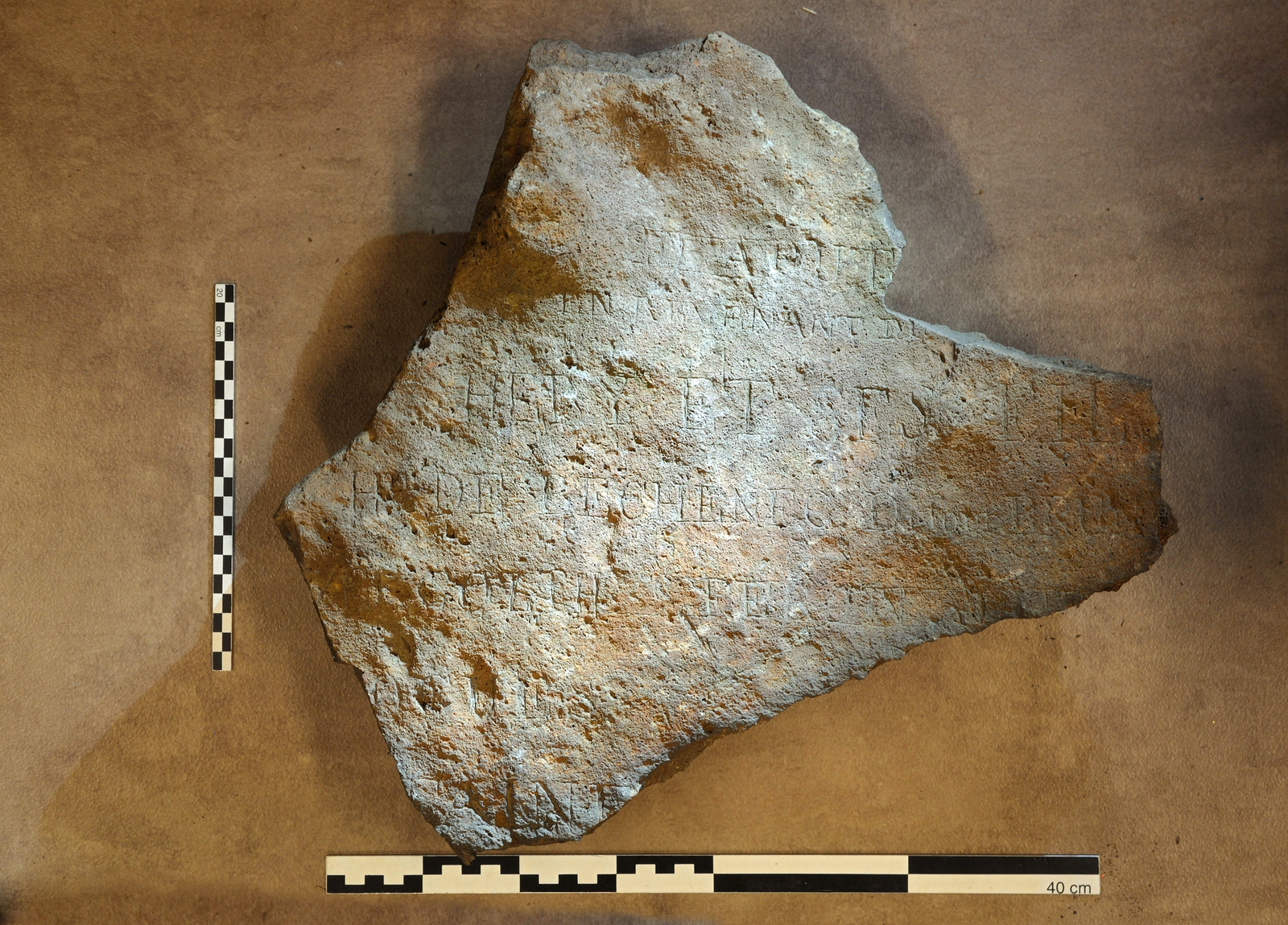 Engraved stone (Saint-Joseph / Le Tampon, Caverne des Lataniers)