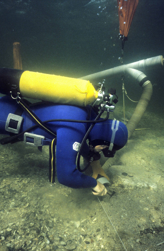 Photographie d'un plongeur en train de fouiller