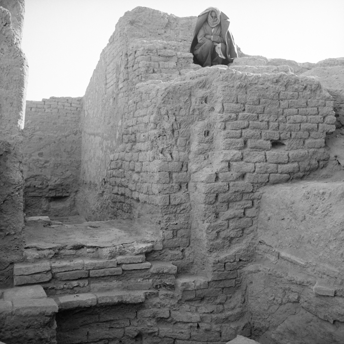 Les murs de l’E.babbar. © Mission Archéologique française de Larsa-‘Oueili, ARCH. MAE, JLH252_10_10