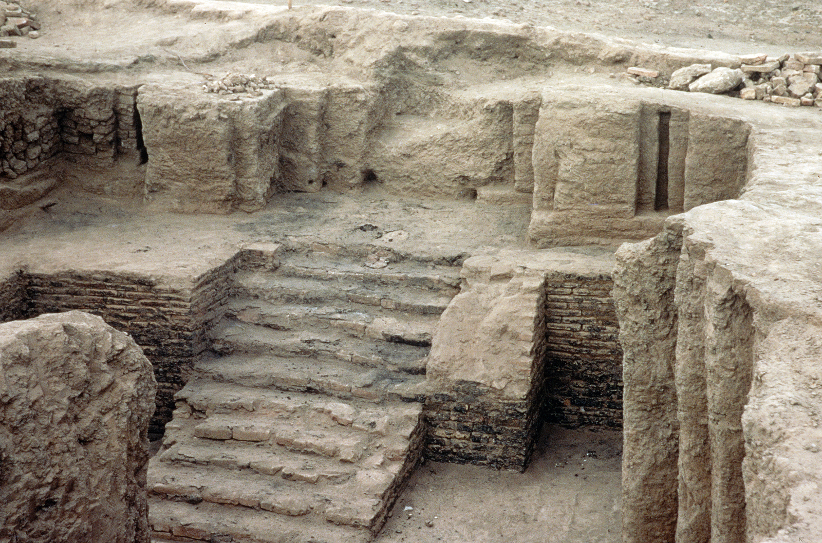 L’escalier nord. © Mission Archéologique française de Larsa-‘Oueili, ARCH. MAE, JLH271_04_05_02