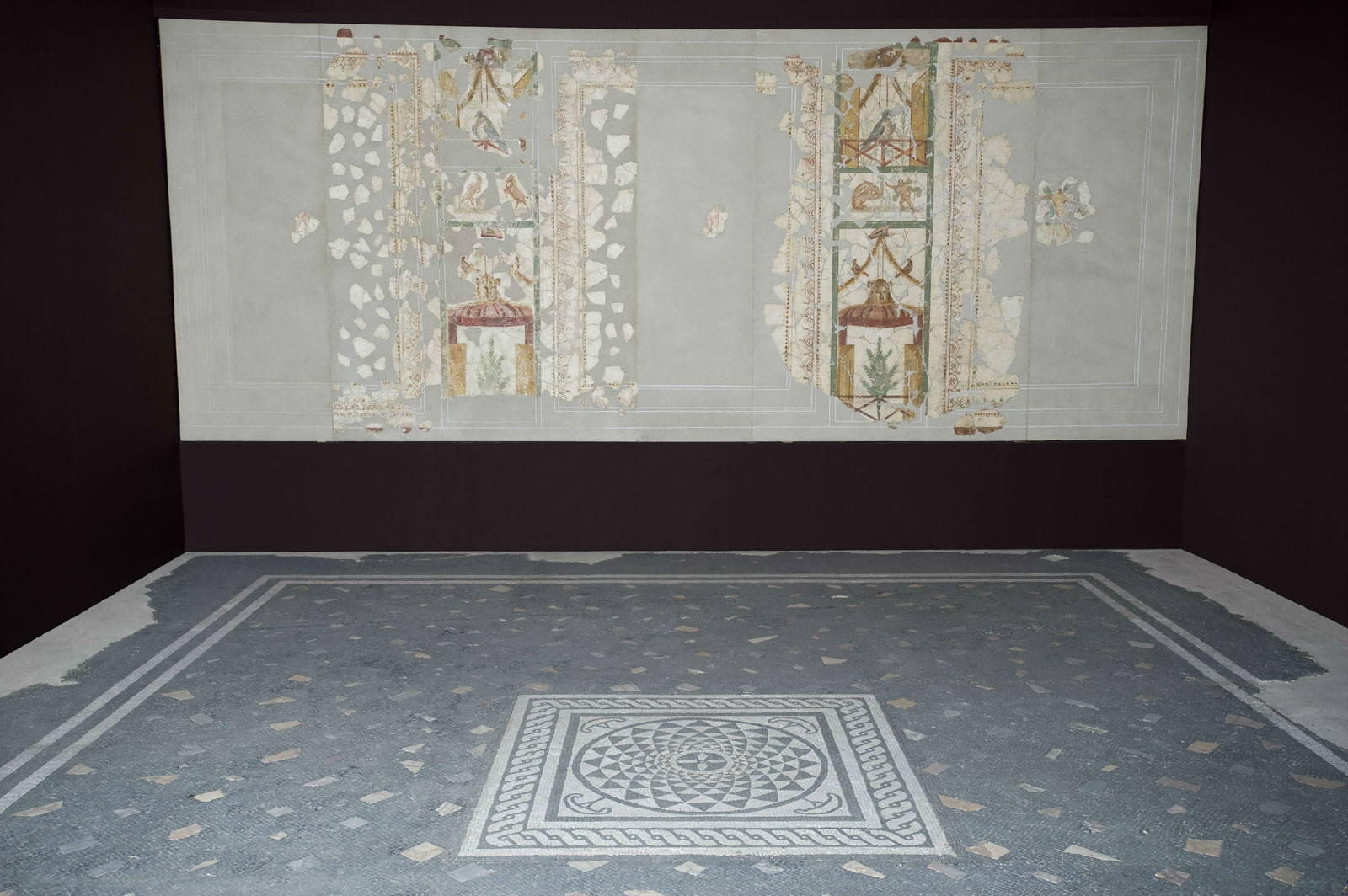 Le décor d'une salle de réception de la maison à Portiques, à la fin du Ier siècle de notre ère.  