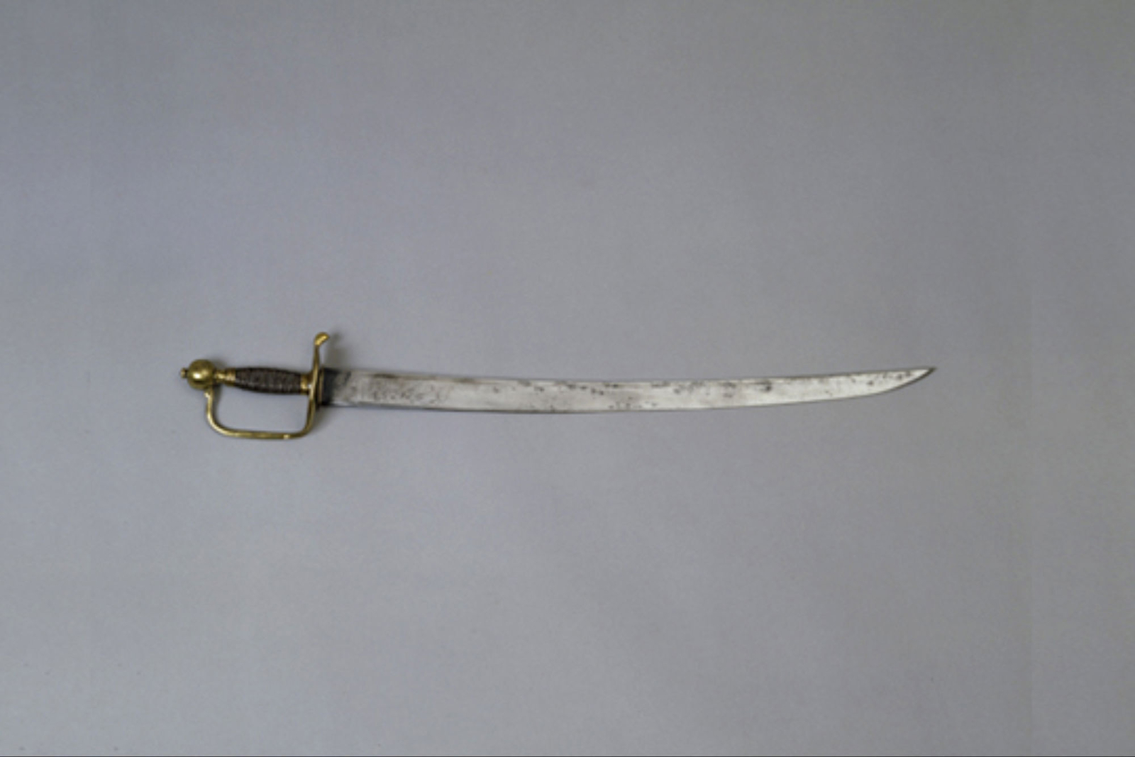 Photographie d'un sabre gravé retrouvé sur L'Aimable Grenot
