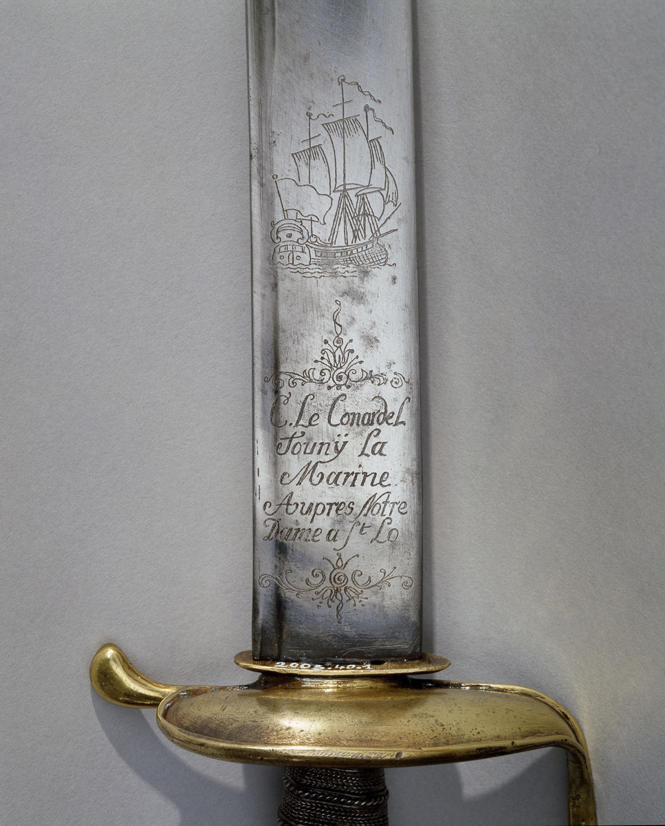 Photographie d'un détail du sabre gravé de l'Aimable Grenot