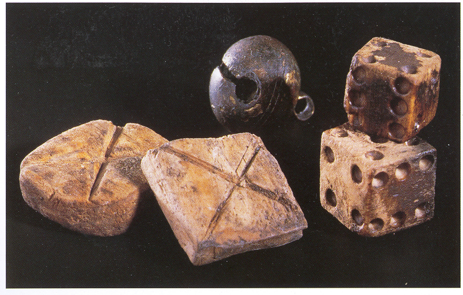 Photographie de dés, pions et d'un grelot