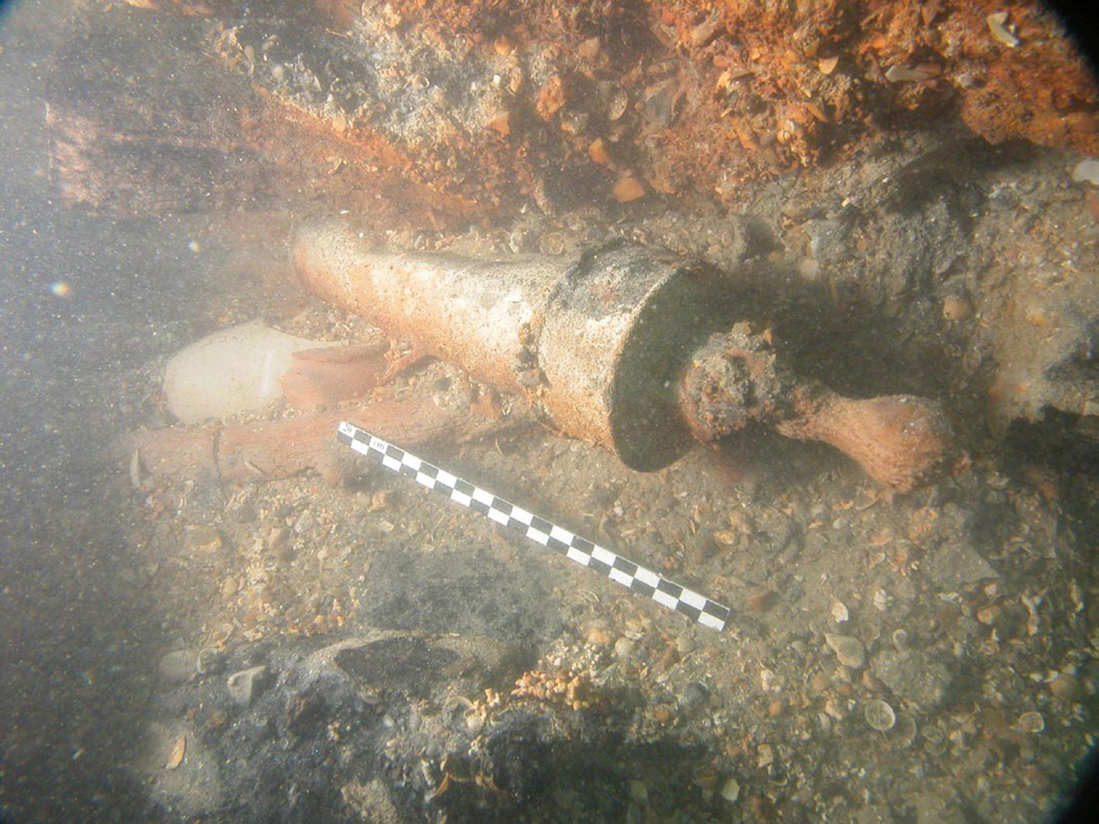 Photographie sous-marine d'un clystère en étain