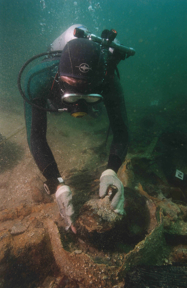 Photographie sous-marine du prélèvement d'une bouteille