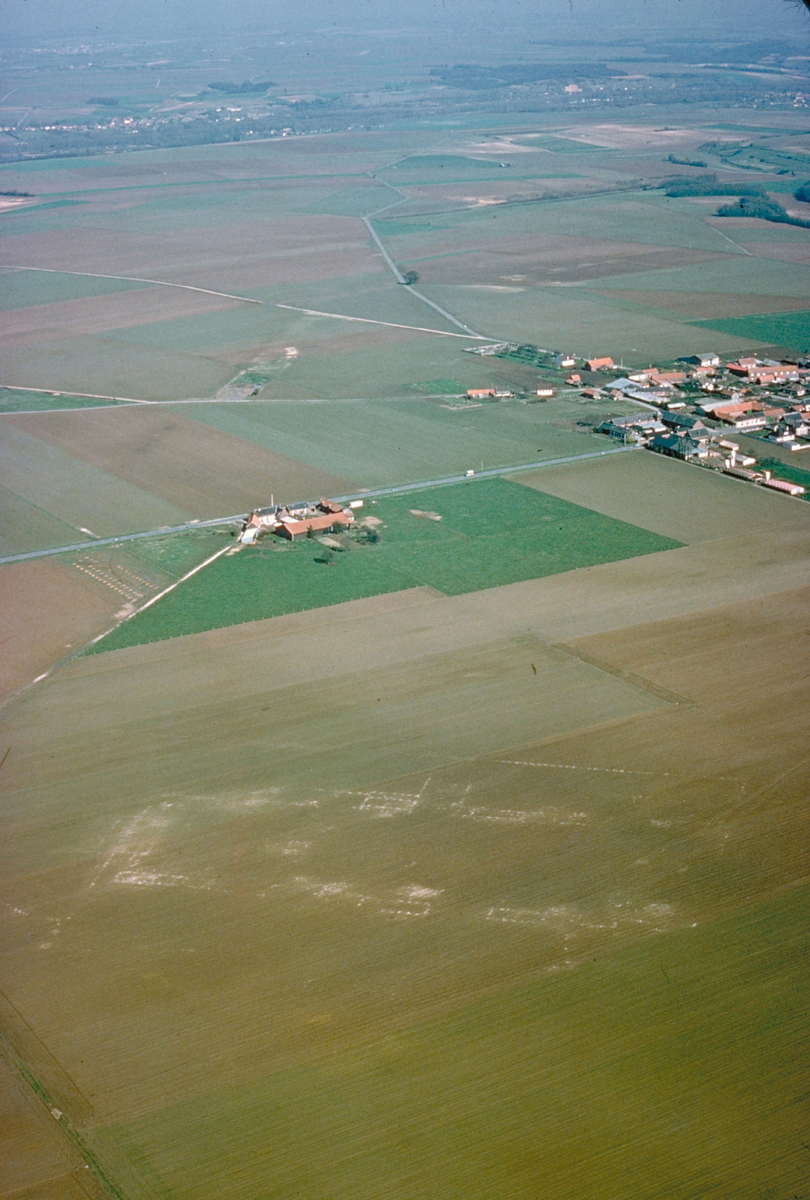 Vue aérienne de villa gallo-romaine de Warfusée-Abancourt  (Somme). 