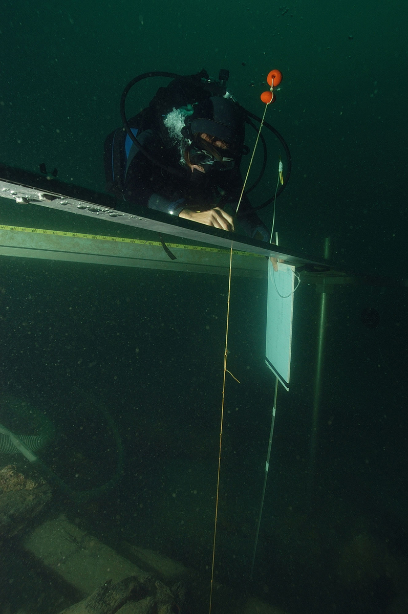 Photographie sous-marine d'un plongeur effectuant un relevé