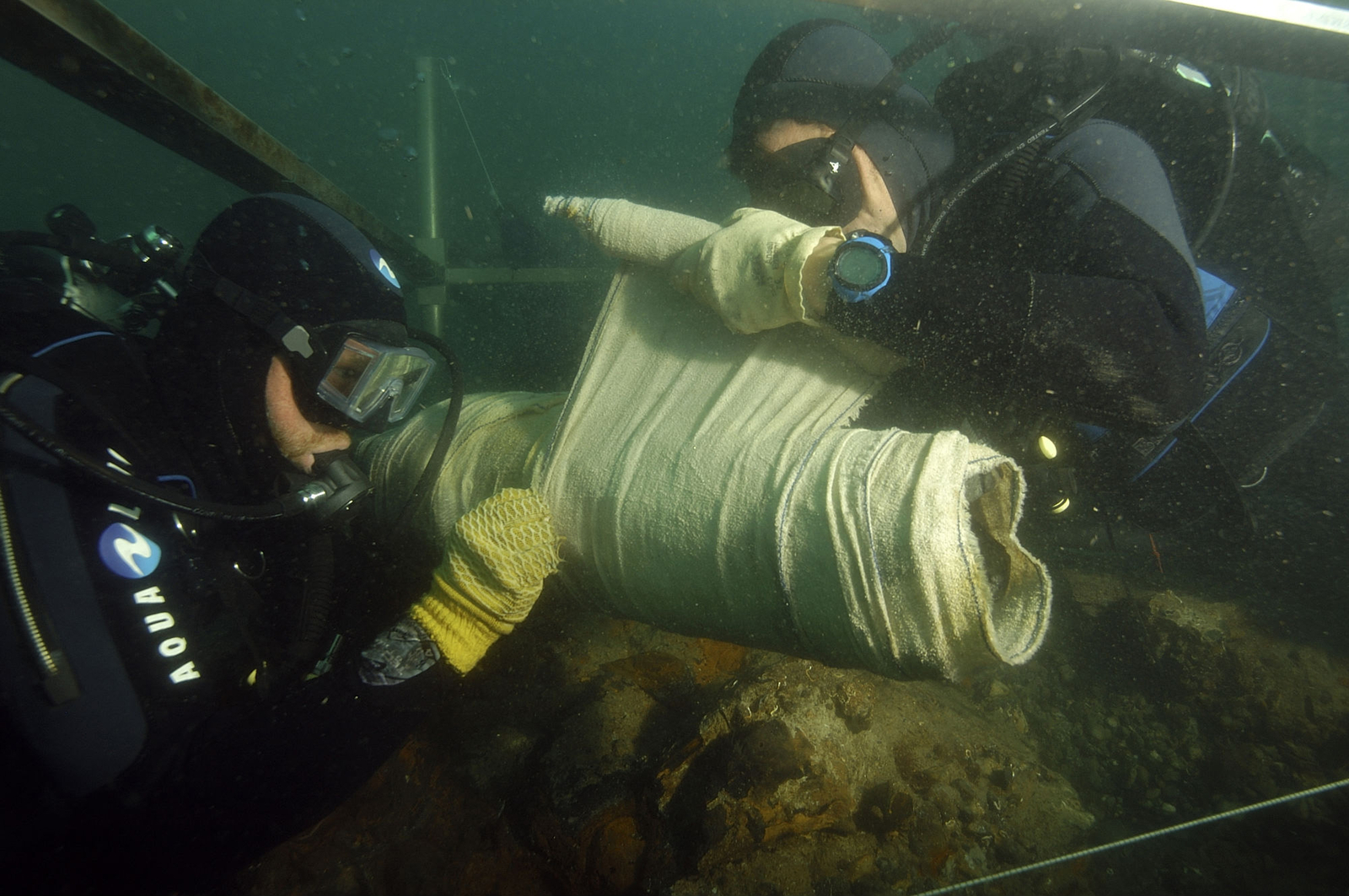 Photographie sous-marine de l'emmaillotage d'une tube de pompe