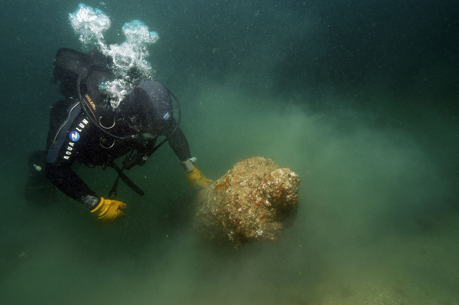 Photographie sous-marine d'un plongeur et d'une amphore
