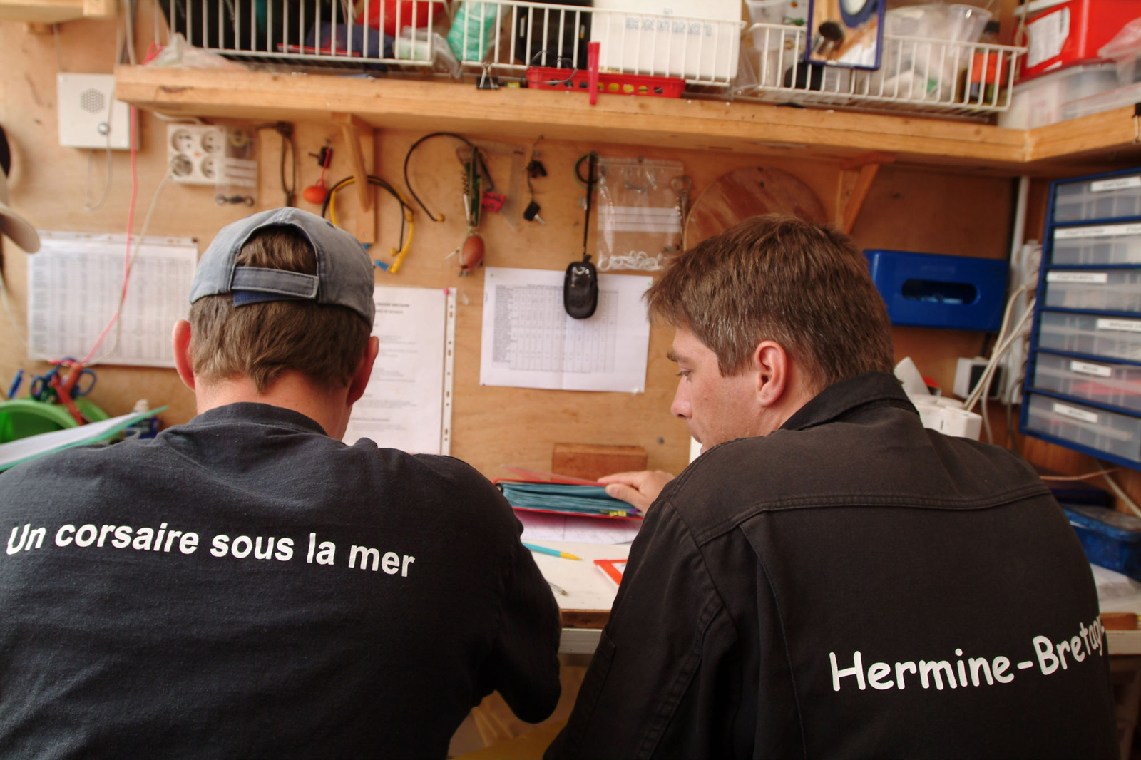 Photographie de deux chercheurs à bord de l'Hermine-Bretagne