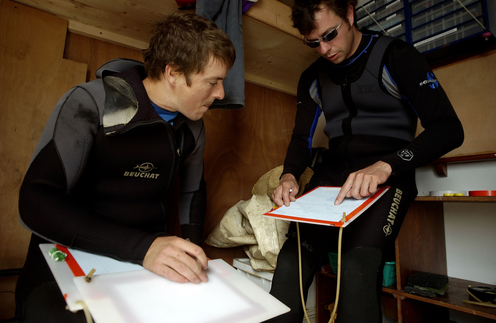 Photographie de deux chercheurs à bord de l'Hermine-Bretagne