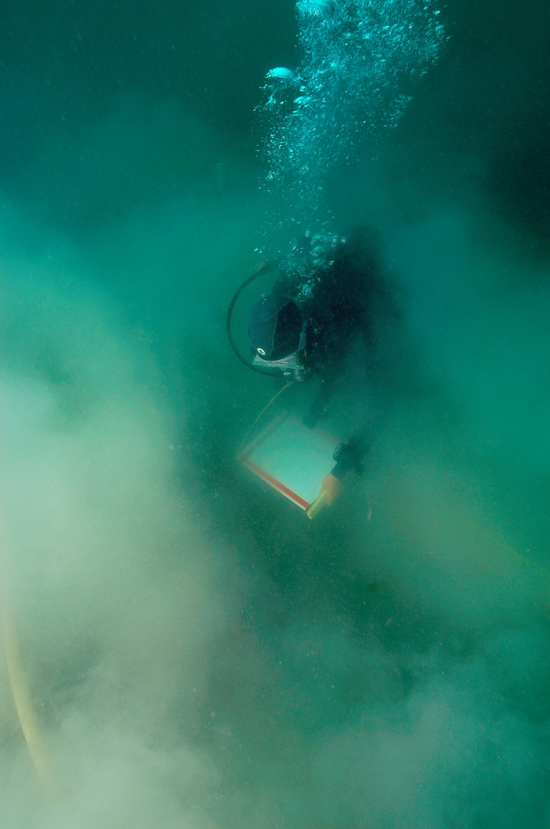 Photographie sous-marine d'un plongeur effectuant une relevé