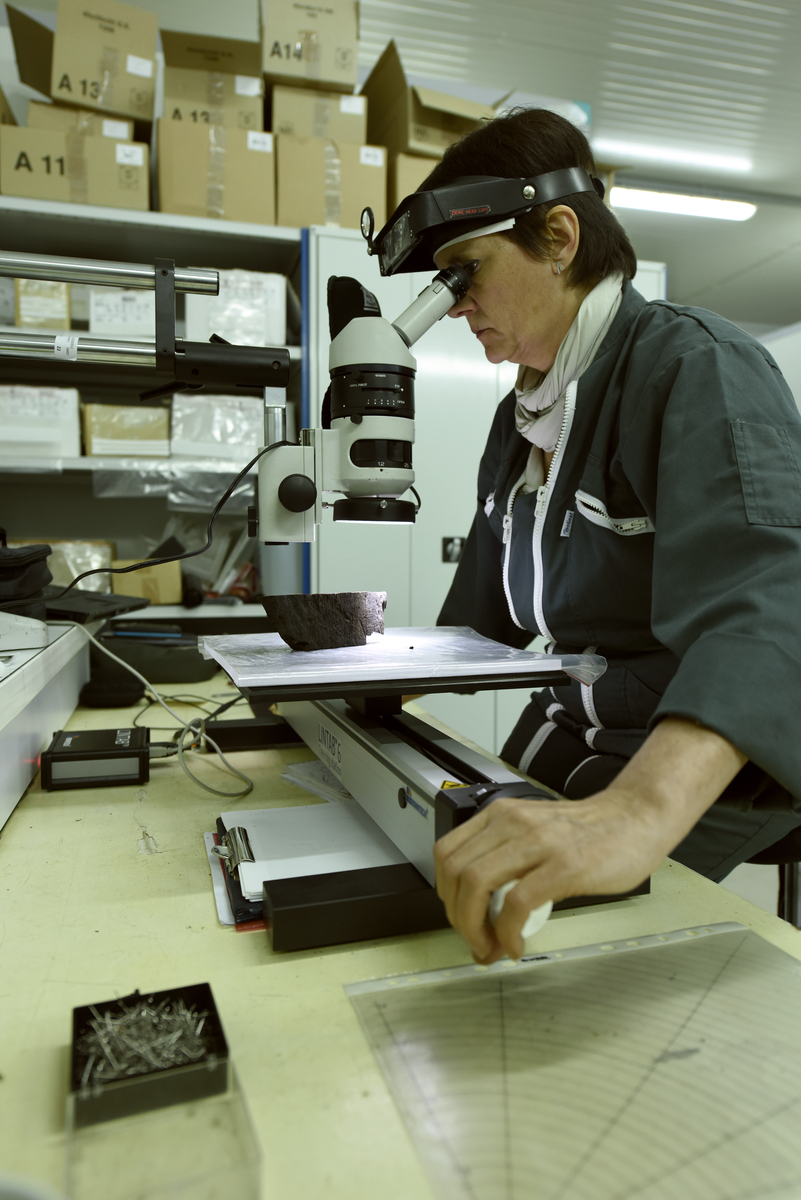 Photographie d'un chercheur devant son microscope