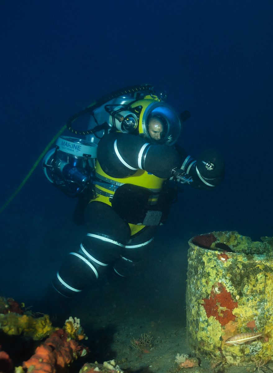 Photographie d'un scaphandrier sous l'eau