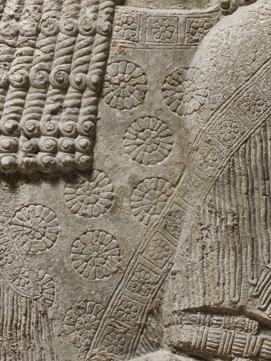 Relief de Sargon (détail) : broderies du vêtement