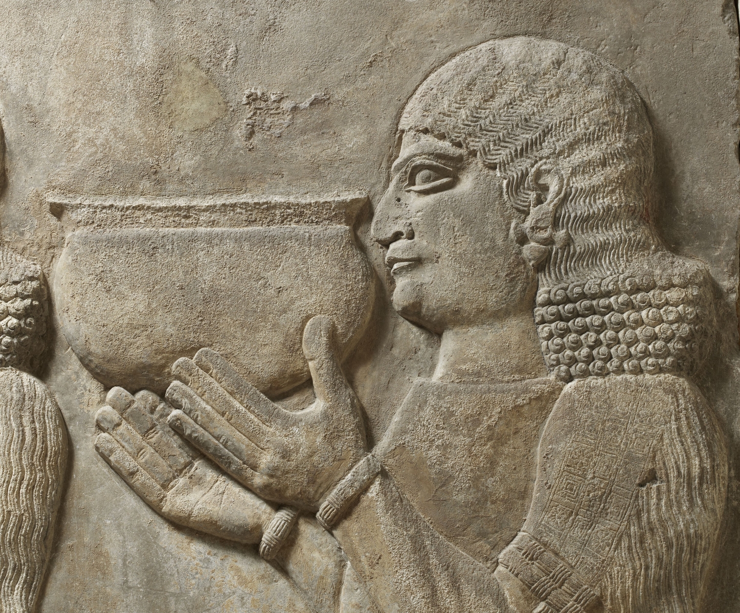 Relief (détail) : serviteur apportant un grand vase