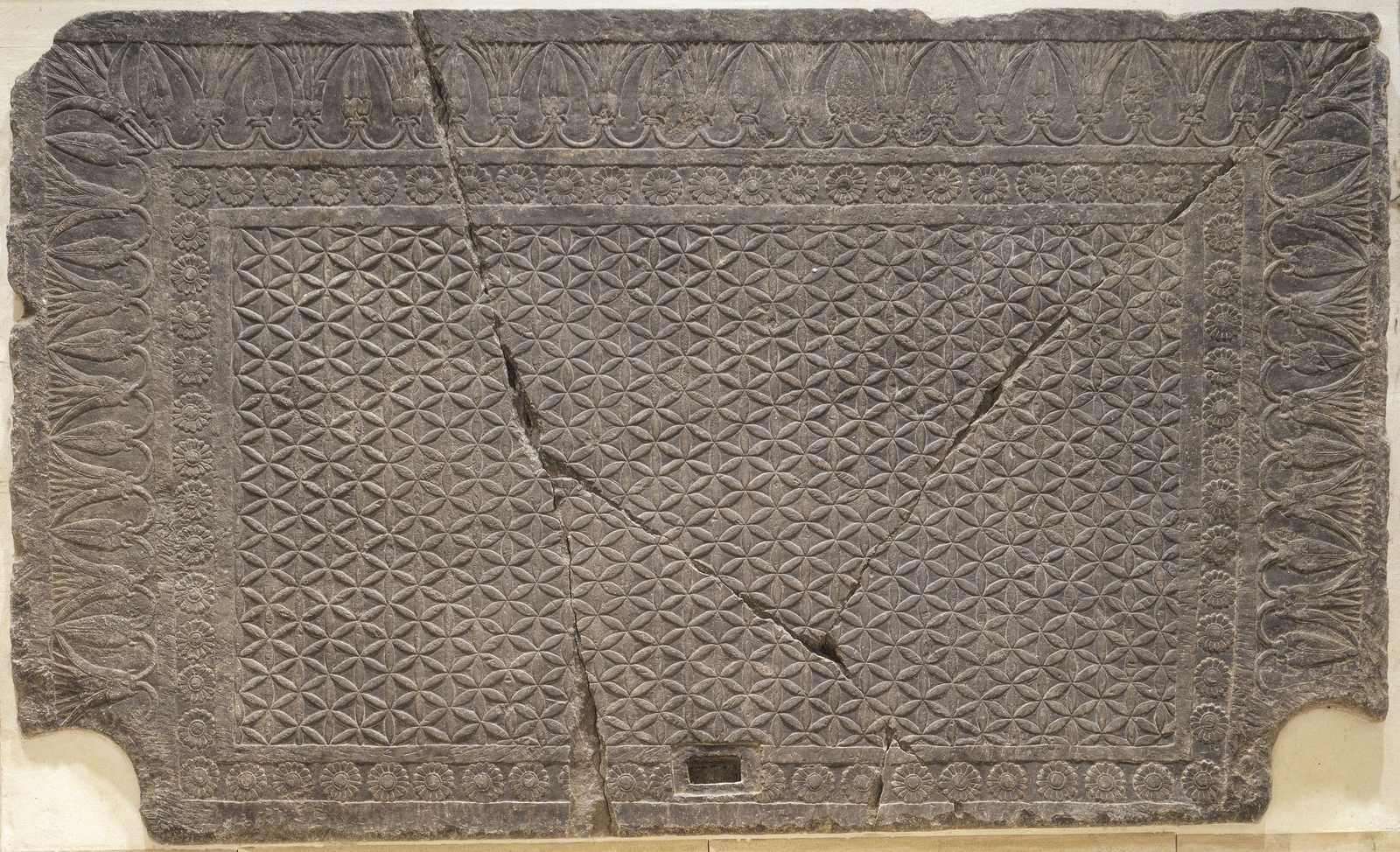 Seuil de porte trouvé à Ninive : décor de tapis