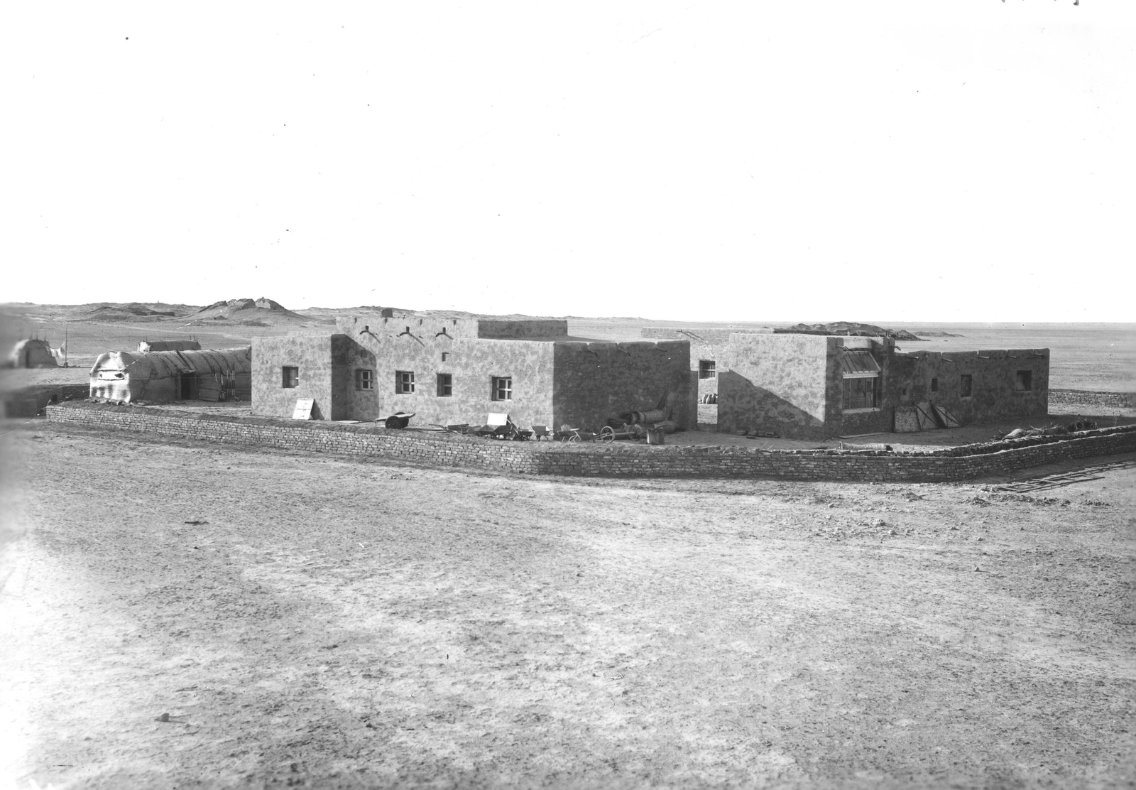 La première maison de fouille. © Mission Archéologique française de Larsa, ARCH. MAE, THM826_AP1649